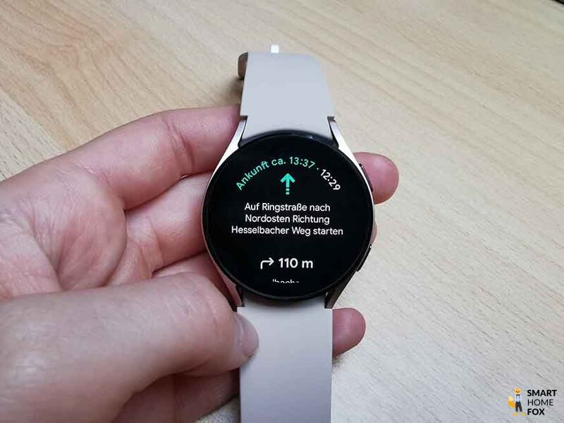 Вы можете увидеть, как Samsung Galaxy Watch 4 ведет вас с помощью функции навигации.